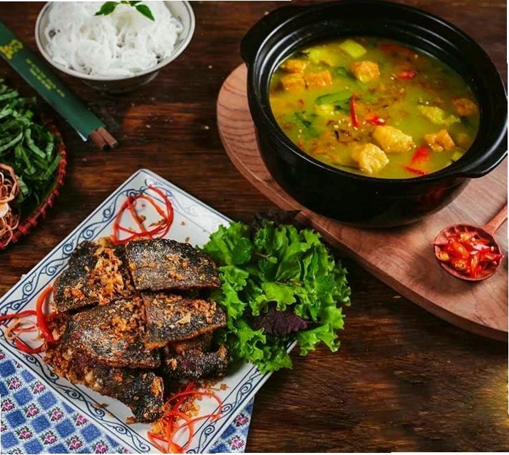 Bày trí món ăn đẹp mắt trên bàn tiệc tại nhà hàng Tuấn Hương