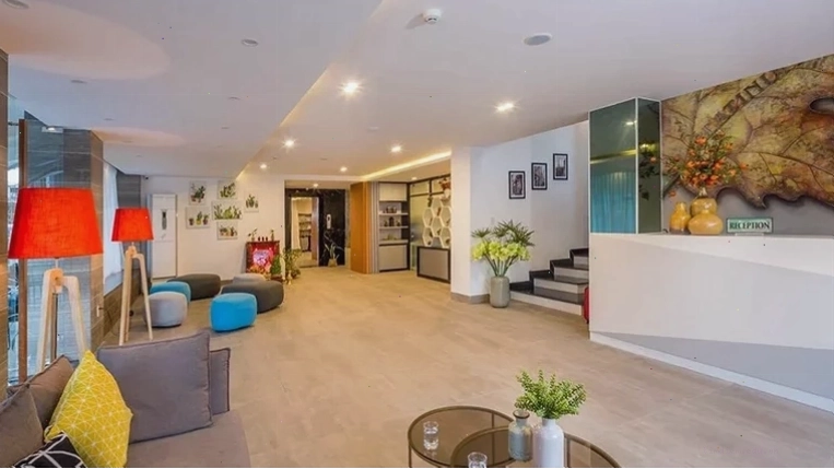 Bể bơi được chiếu sáng lung linh về đêm tại Khách sạn Platinum