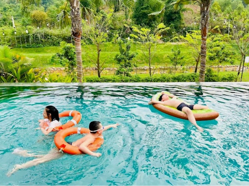 Bể bơi hiện đại tại Hasu Village