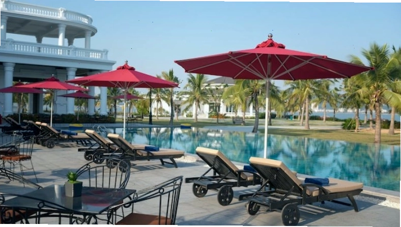 Bể bơi hướng biển tại Paradise Suites Hotel