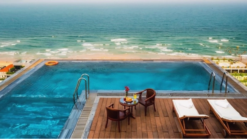 Bể bơi ngoài trời tại khách sạn Golden Sea 3 Đà Nẵng