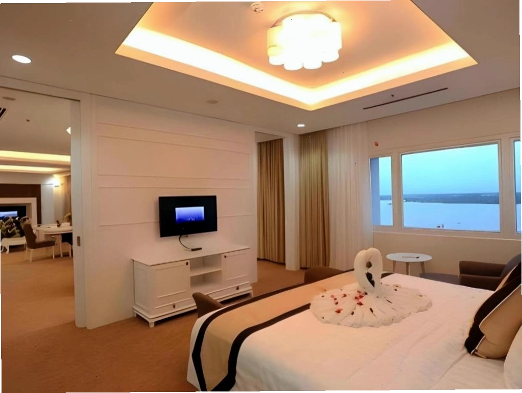 Bể bơi ngoài trời tại Khách sạn Mekong Mỹ Tho