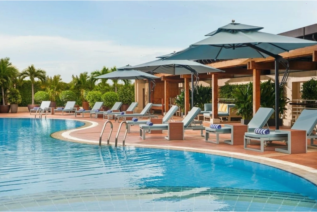 Bể bơi ngoài trời tại Khách sạn New World Sài Gòn