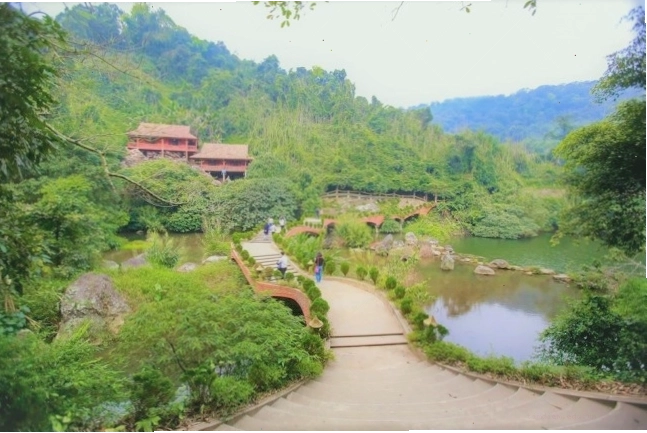 Bể bơi ngoài trời tại khu Trung Sơn