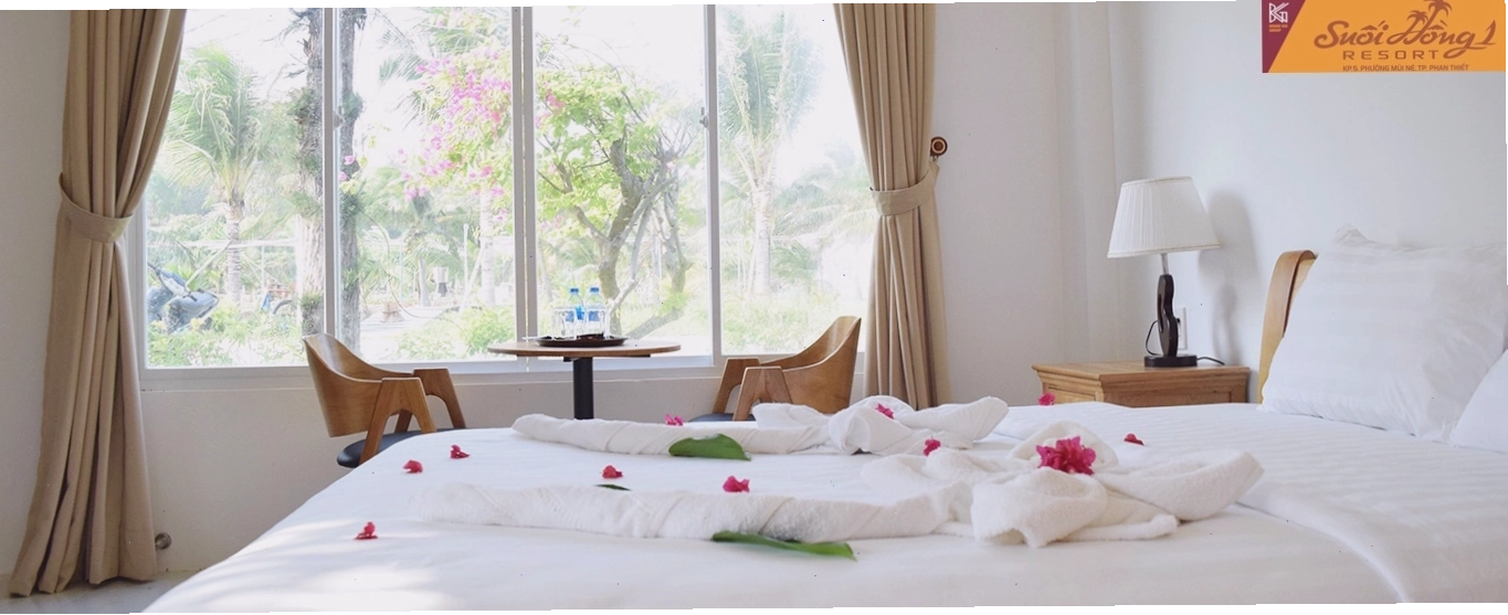 Bể bơi ngoài trời tại Suối Hồng Resort