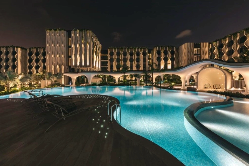 Bể bơi nổi bật tại Village Hotel Sentosa Singapore
