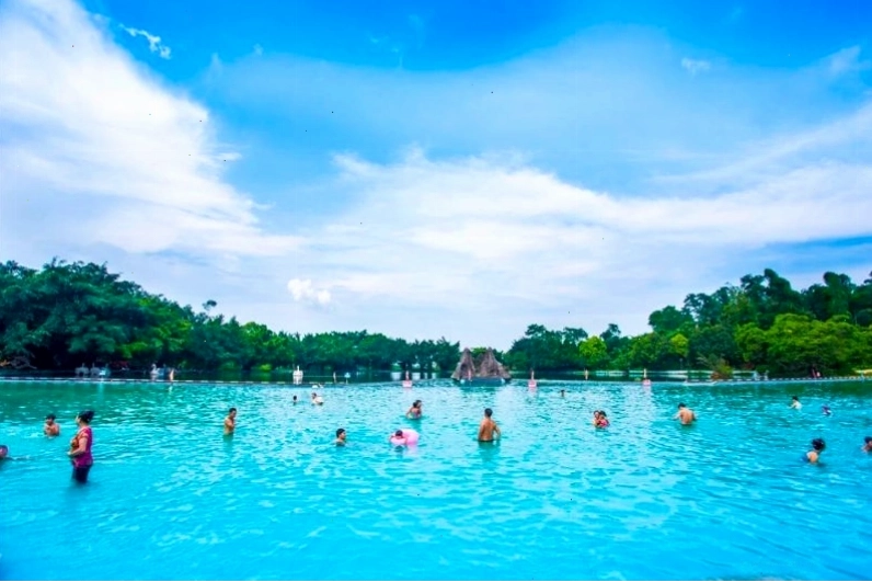 Bể bơi tạo sóng tại Khoang Xanh Suối Tiên
