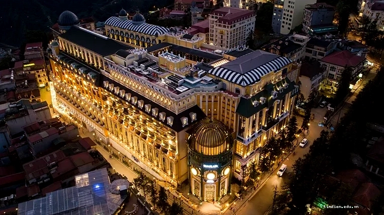 Bể bơi trong nhà Le Grand Bassin tại khách sạn MGallery Sapa