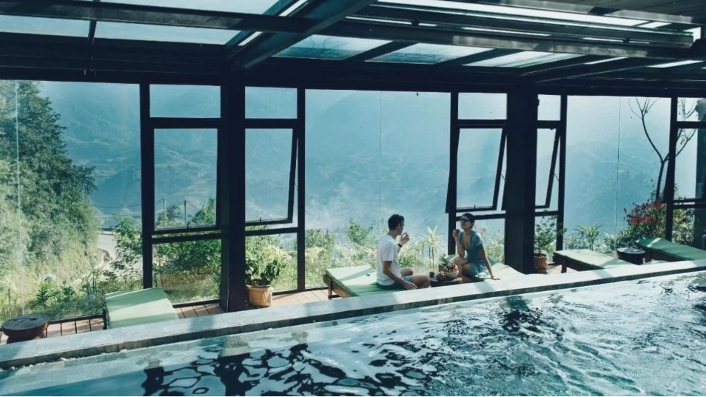 Bể bơi trong nhà sang trọng tại Sapa Jade Hill Resort & Spa