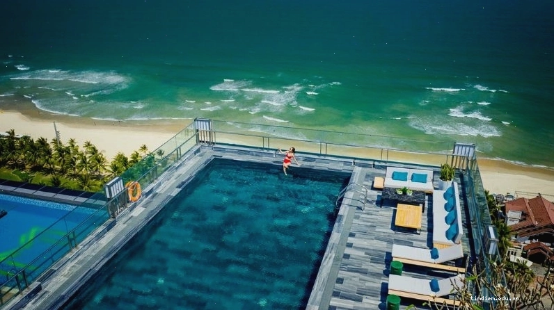 Bể bơi vô cực ngoài trời với view hướng biển tuyệt đẹp