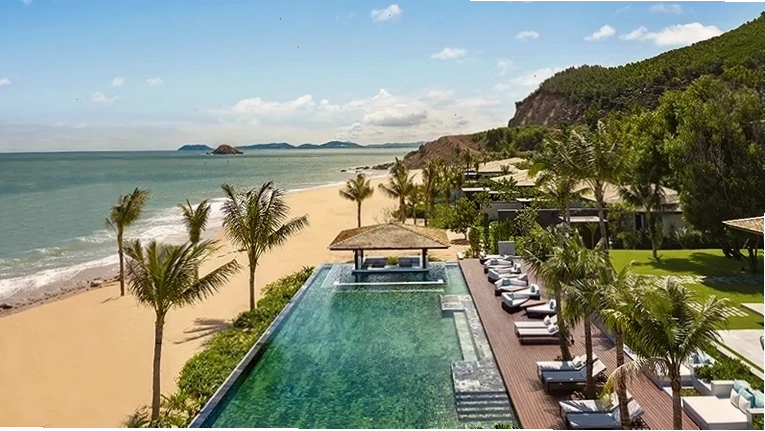 Bể bơi vô cực tại Anantara Quy Nhơn Villas nhìn ra biển xanh cát vàng