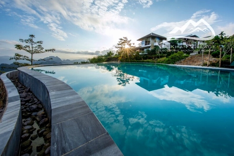 Bể bơi vô cực tại Bakhan Village Resort với tầm nhìn thung lũng Mai Châu