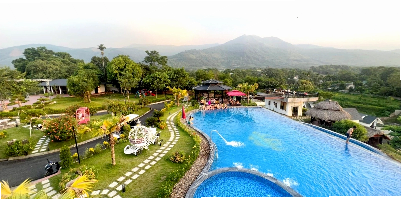 Bể bơi vô cực tại Lương Sơn Cảnh Homestay