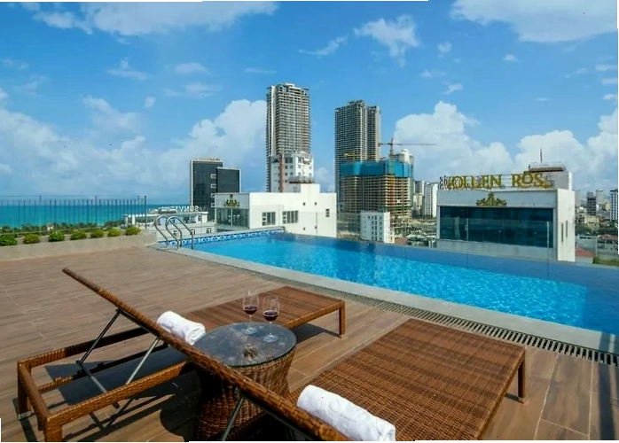 Bể bơi vô cực tại Yes Hotel Đà Nẵng với tầm nhìn đẹp