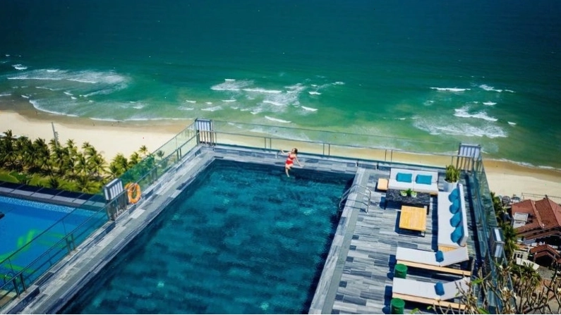 Bể bơi vô cực với view hướng biển tại một khách sạn Đà Nẵng
