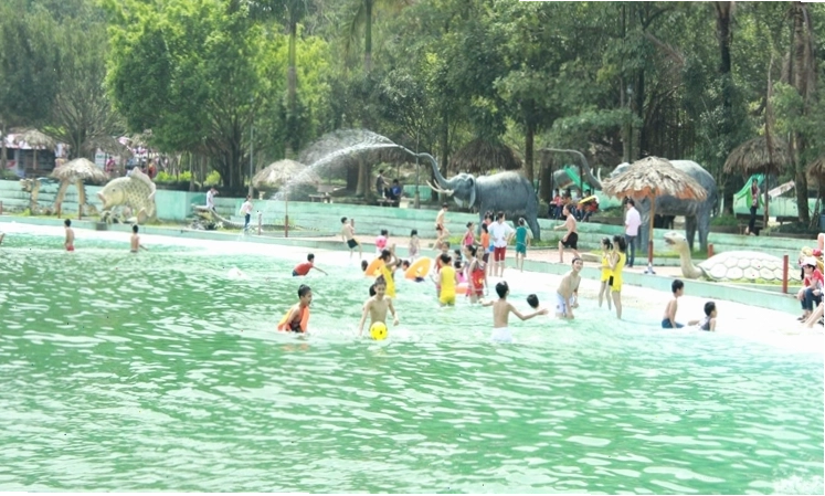 Bể bơi xanh mát tại Khoang Xanh Suối Tiên