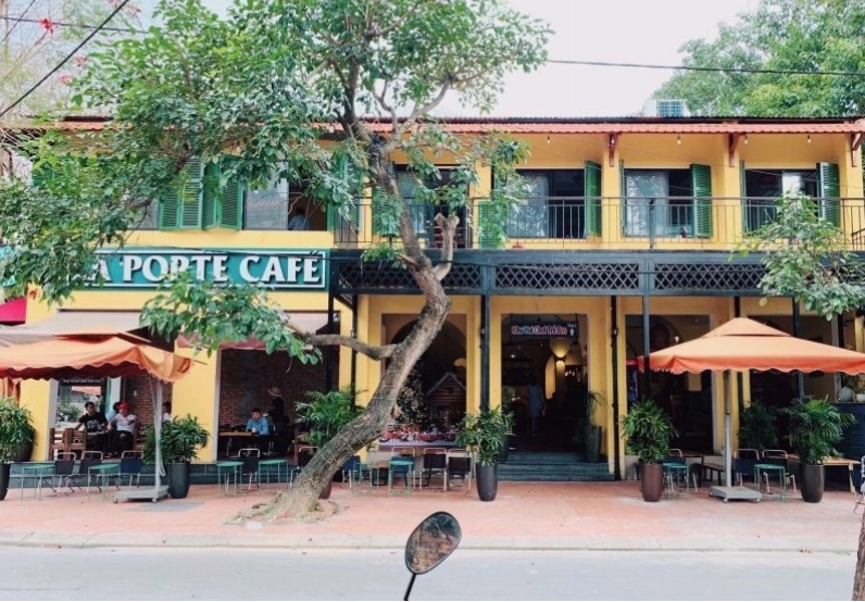 Bể cá Koi đa dạng màu sắc tại La Porte Cafe & Tea