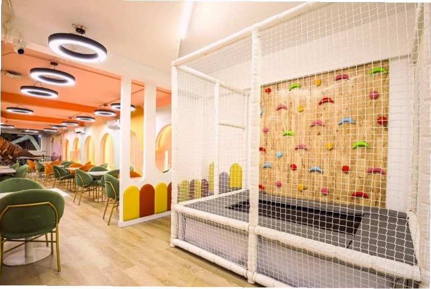 Bé hào hứng tham gia hoạt động tại Cáo Premium Kidsplay