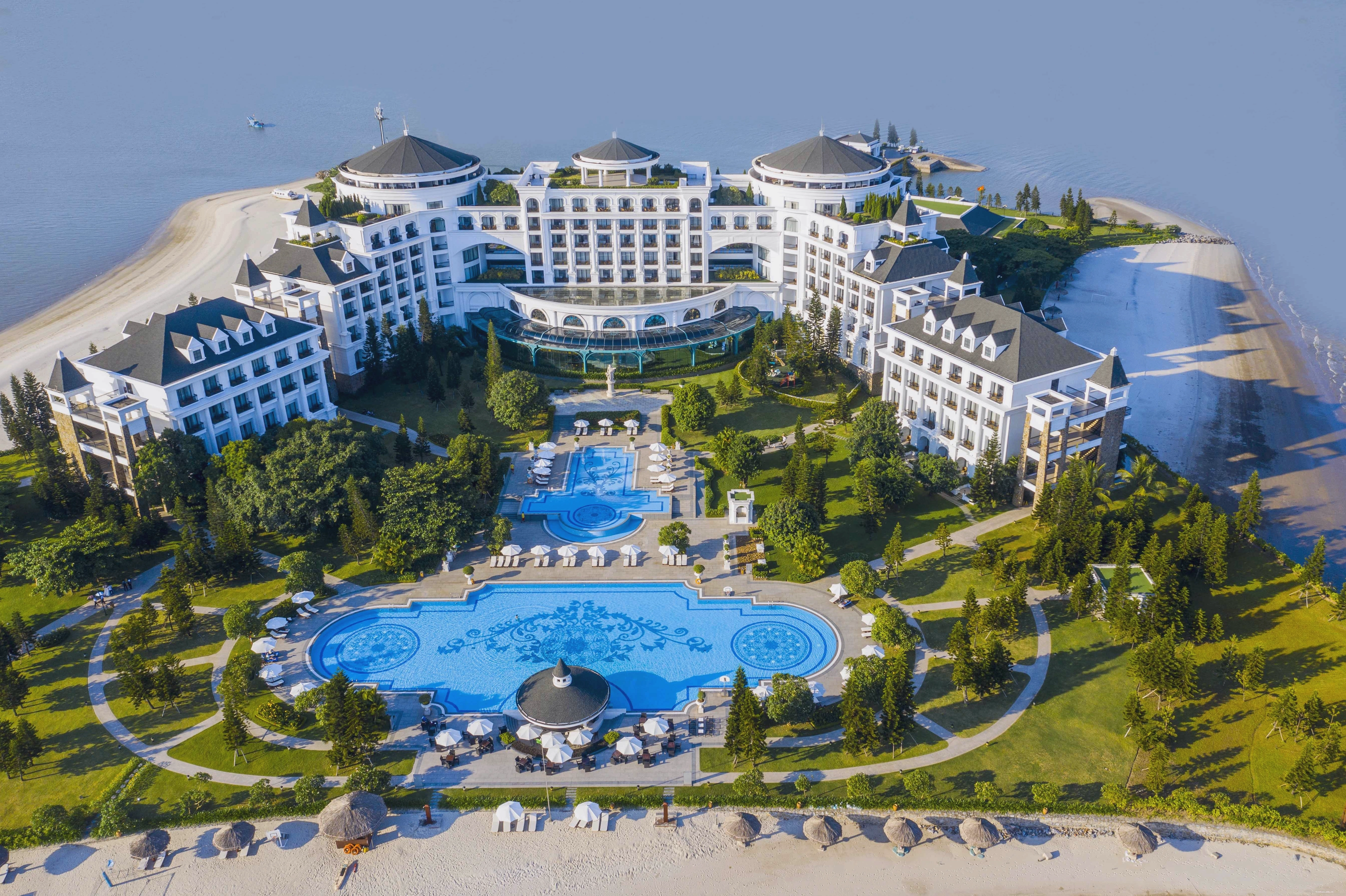 Bề ngoài khách sạn Vinpearl Resort & Spa Hạ Long với kiến trúc đẹp mắt