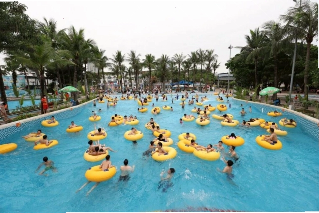 Bể thủy cung Công viên nước Hồ Tây vào buổi sáng