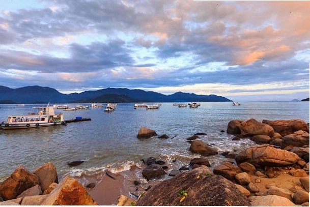 Bến du thuyền ven biển Nha Trang