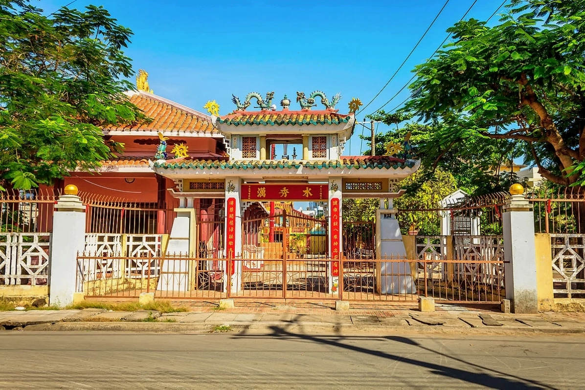 Bên ngoài Dinh Vạn Thủy Tú uy nghiêm và cổ kính