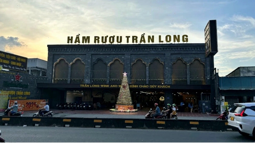 Bên ngoài hầm rượu như một tòa lâu đài Châu Âu thu nhỏ
