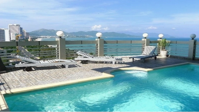 Bên ngoài khách sạn Phú Quý