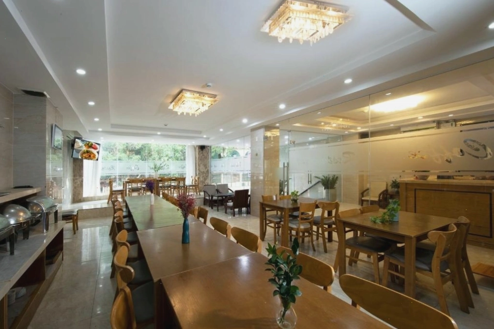 Bên ngoài Khách sạn Tuấn Vinh nhìn từ xa