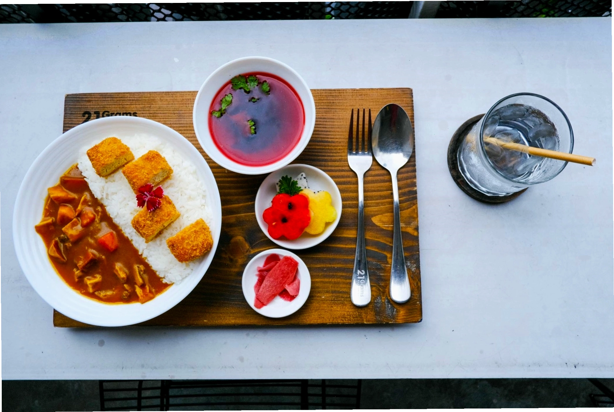 Bên ngoài The Cafe Apartment nhìn từ góc thấp