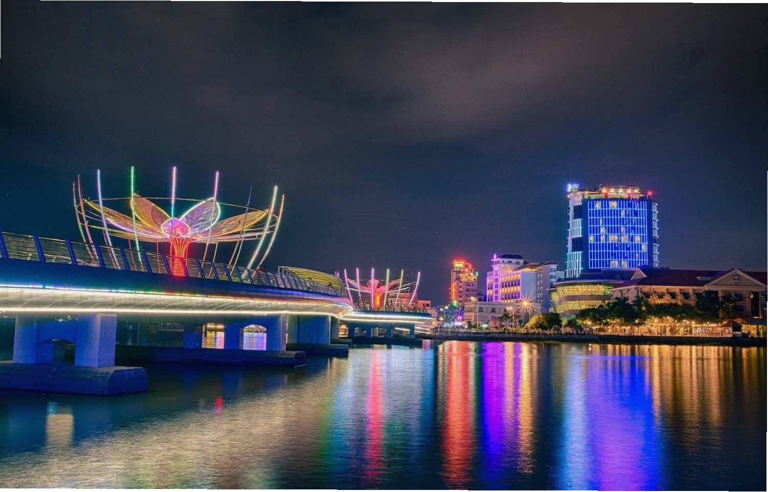 Bến Ninh Kiều lung linh về đêm với ánh đèn rực rỡ