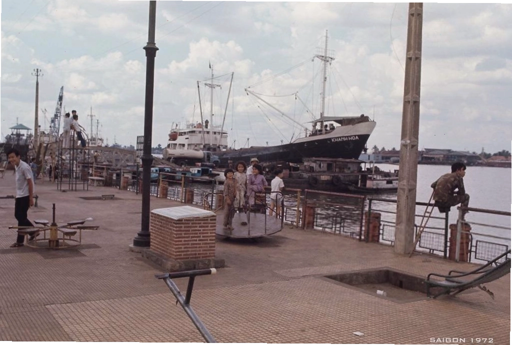 Bến sông Bạch Đằng năm 1972