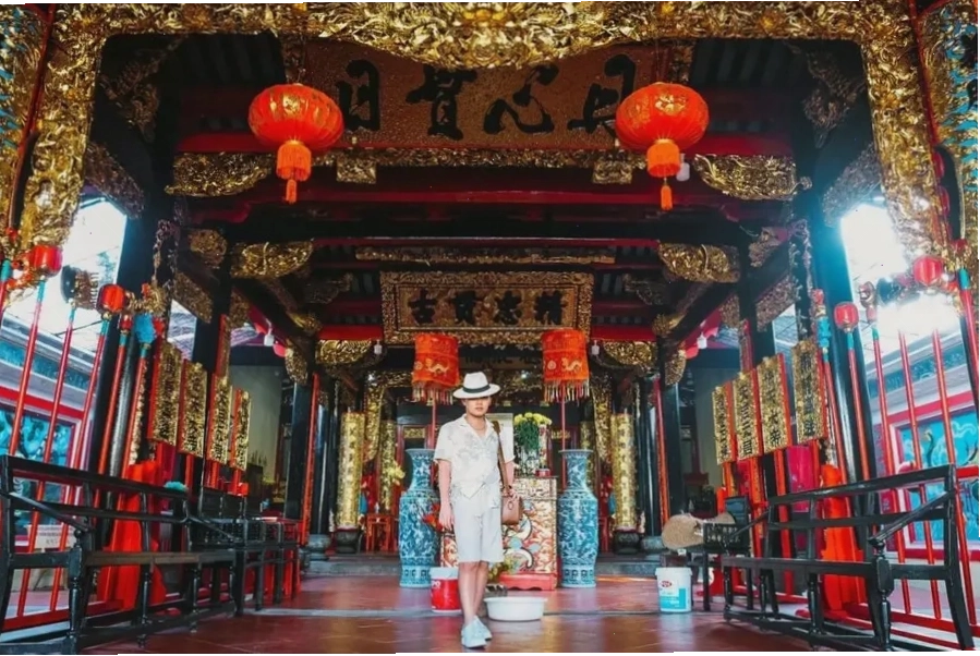 Bên trong Chùa Ông Thất Phủ Miếu