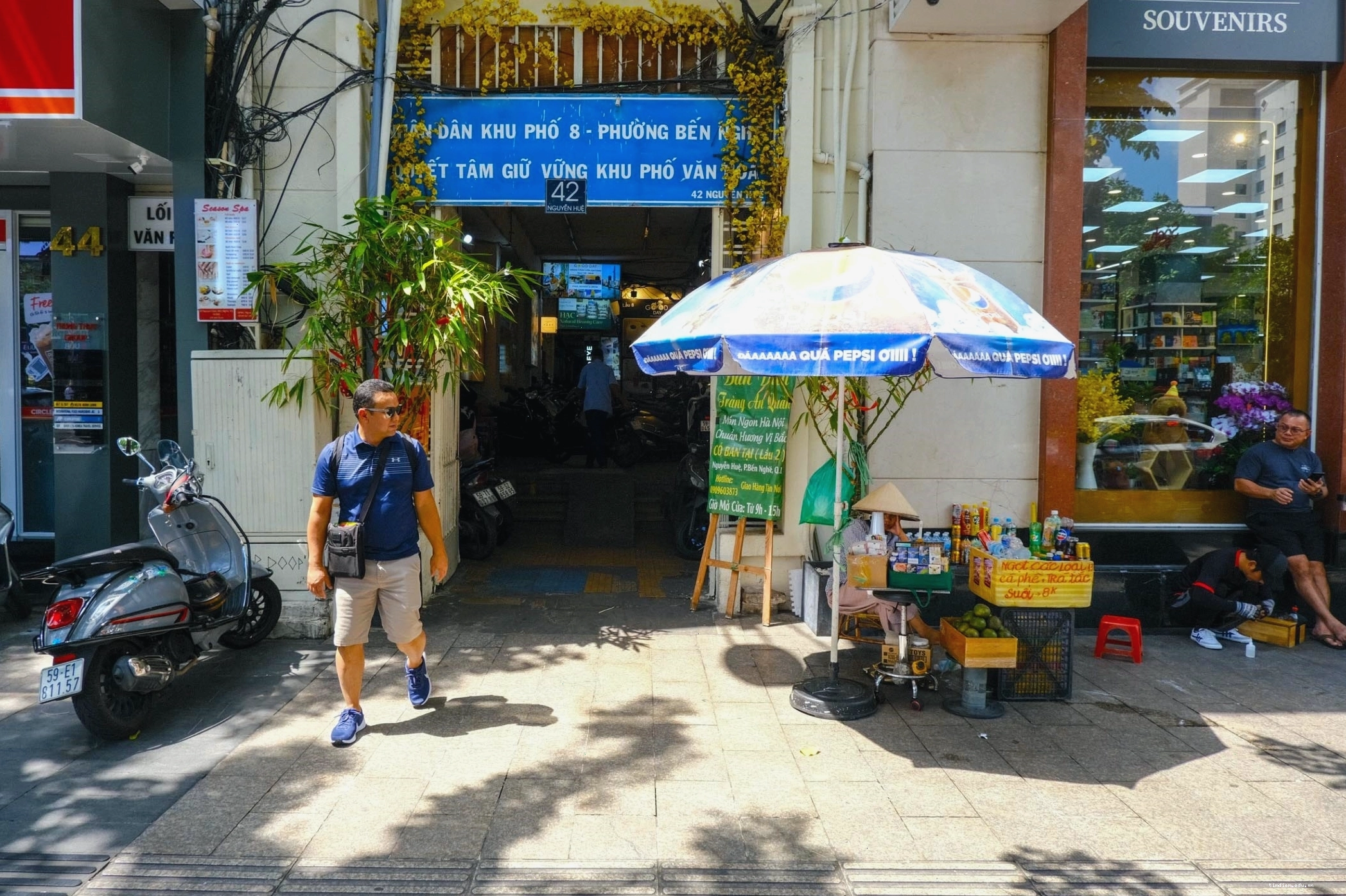 Bên trong hành lang của The Cafe Apartment với các cánh cửa quán cà phê