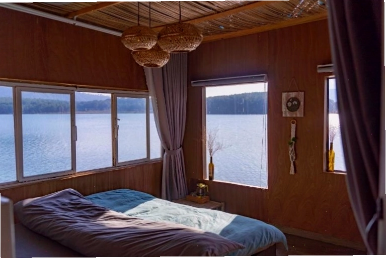 Bên trong một căn bungalow gỗ của The Lake House Dalat, tạo cảm giác ấm cúng và gần gũi