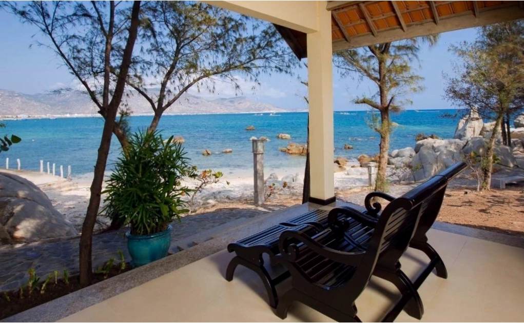 Bên trong một phòng Superior tại Hòn Cò Resort Cà Ná với trang thiết bị cơ bản