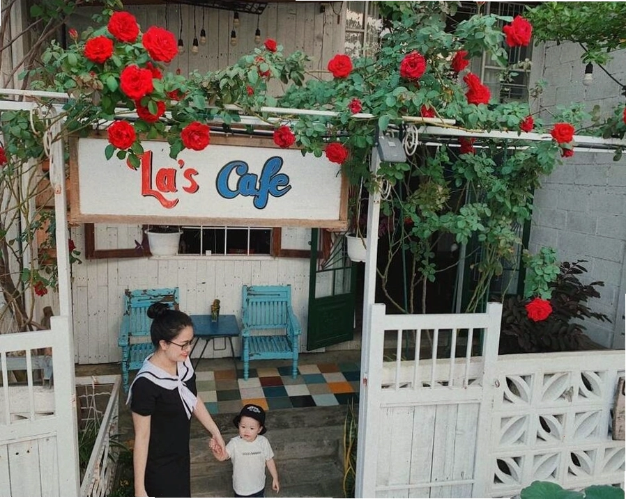 Bên trong quán La’s Cafe với nội thất gỗ ấm cúng