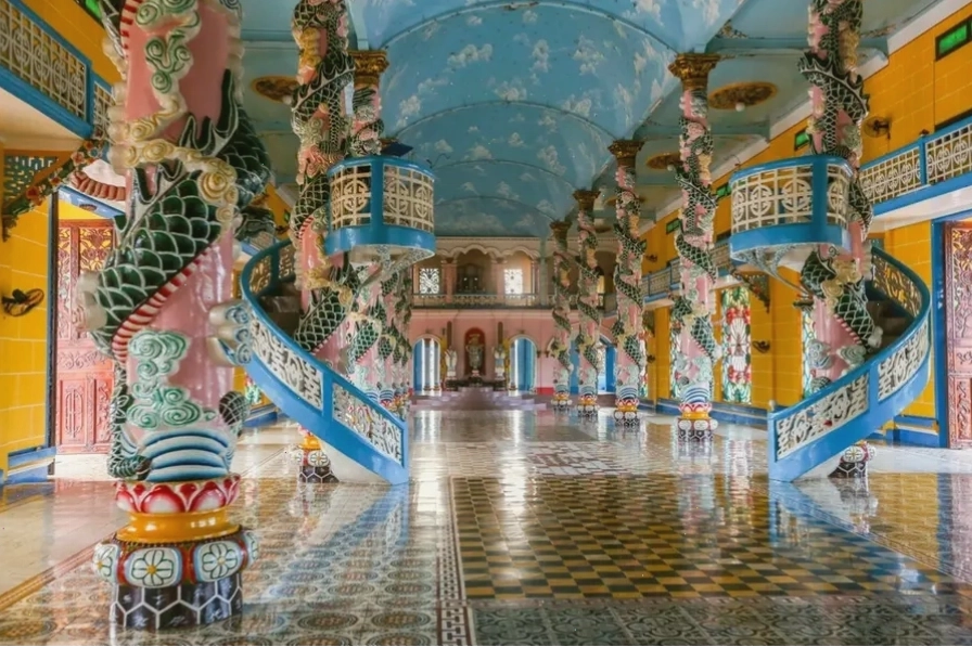 Bên trong Tòa thánh Tây Ninh với các họa tiết tinh xảo