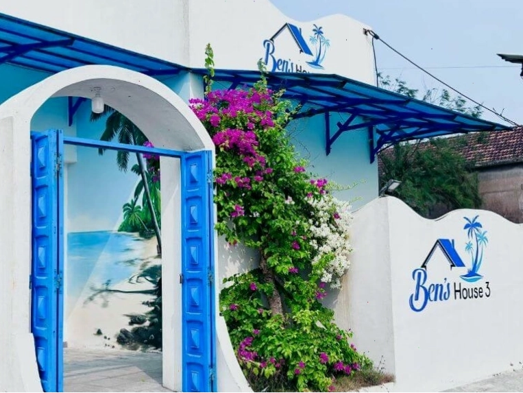 Ben’s House 3 nổi bật với lối vào trang trí gam màu trắng xanh tươi mát