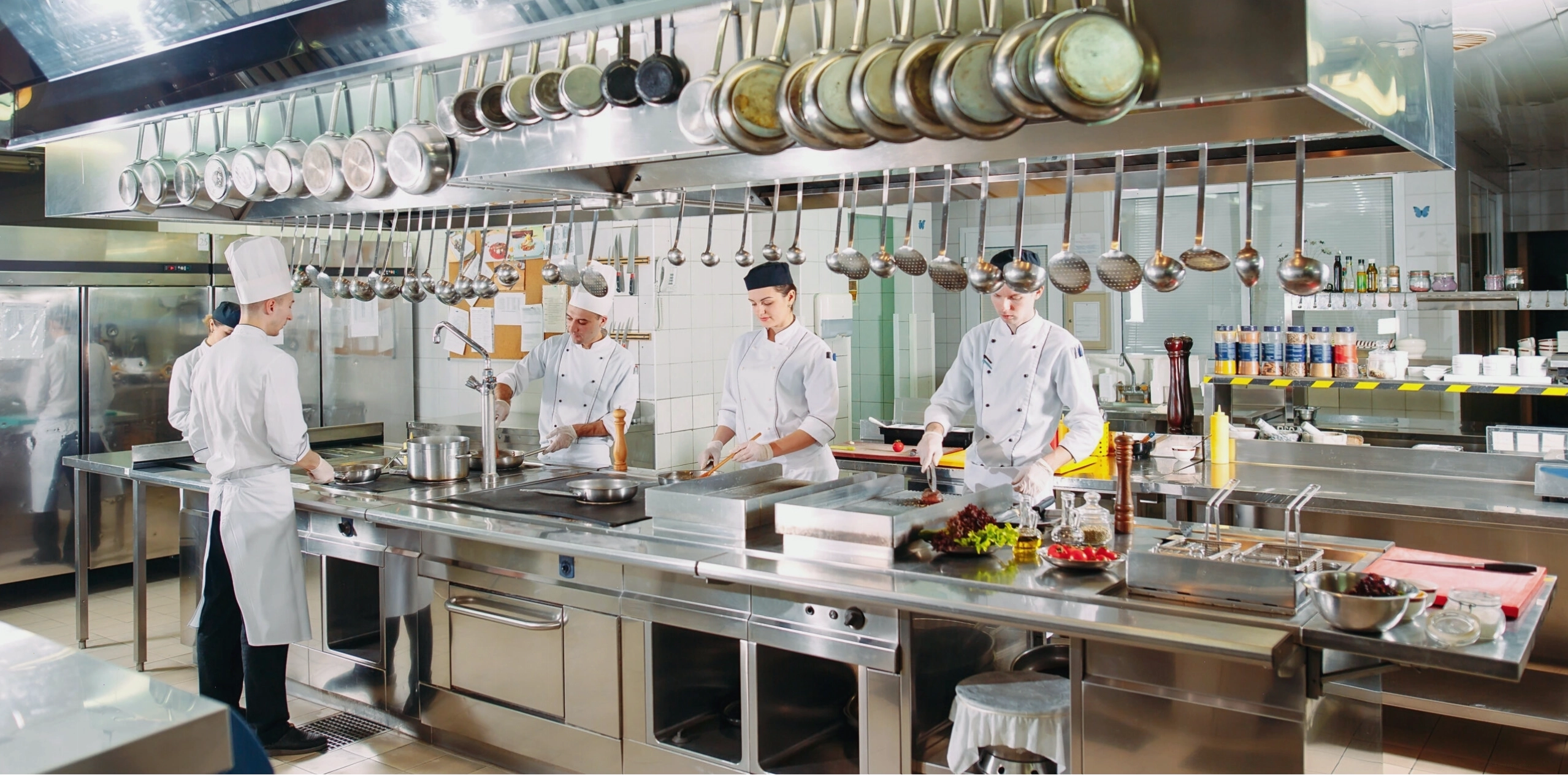Bếp trưởng kiểm tra chất lượng nguyên liệu trong quy trình vận hành bếp nhà hàng