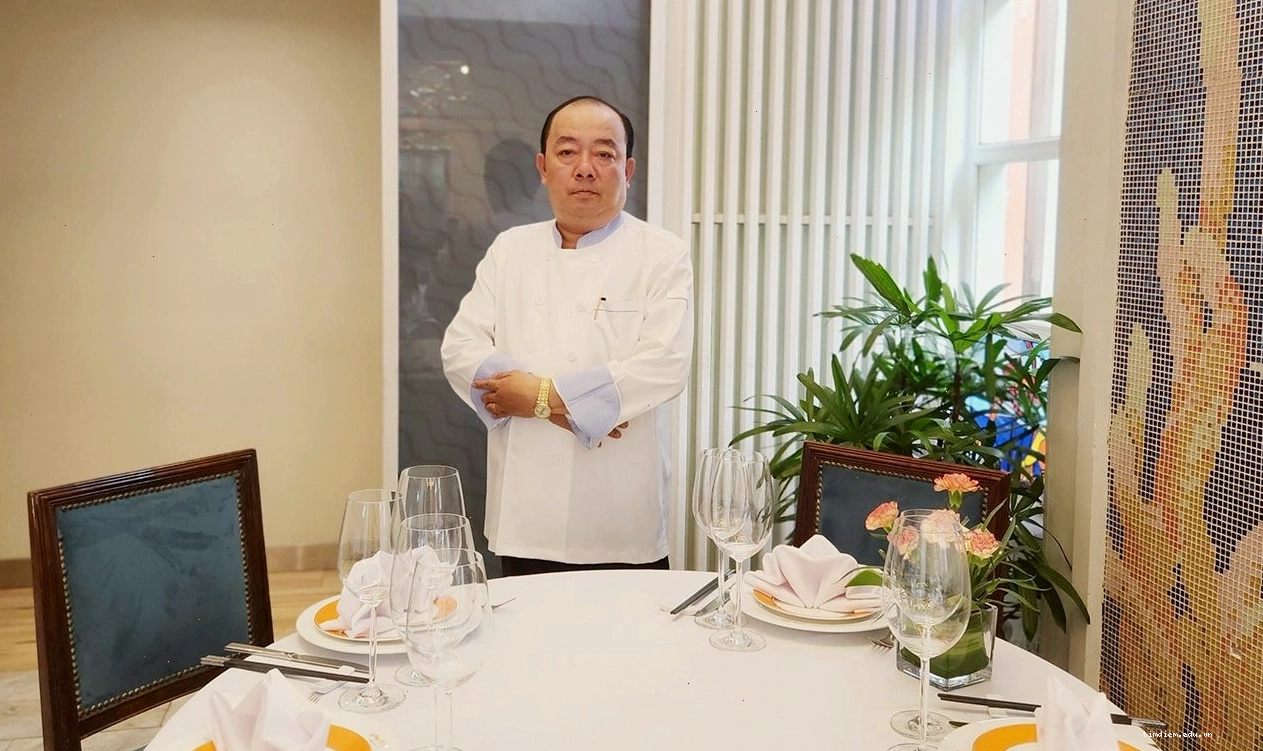 Bếp trưởng Nhà hàng San Hô đang chế biến món ăn