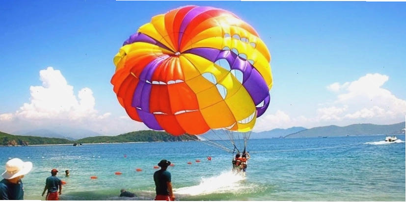 Biển Bãi Cháy sôi động với nhiều hoạt động giải trí