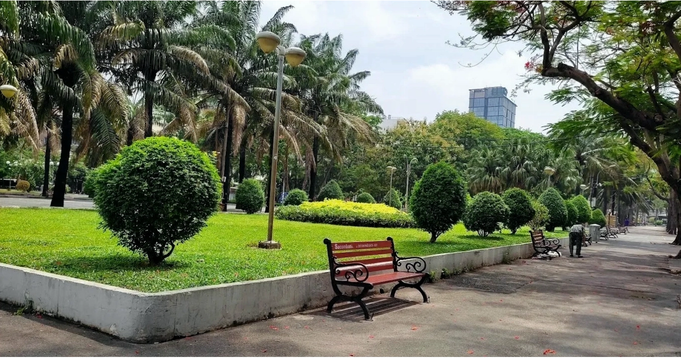 Biển báo hướng dẫn và cảnh báo được lắp đặt tại công viên
