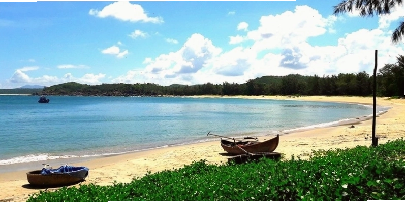 Biển Châu Me hoang sơ và tĩnh lặng với khung cảnh thiên nhiên hùng vĩ