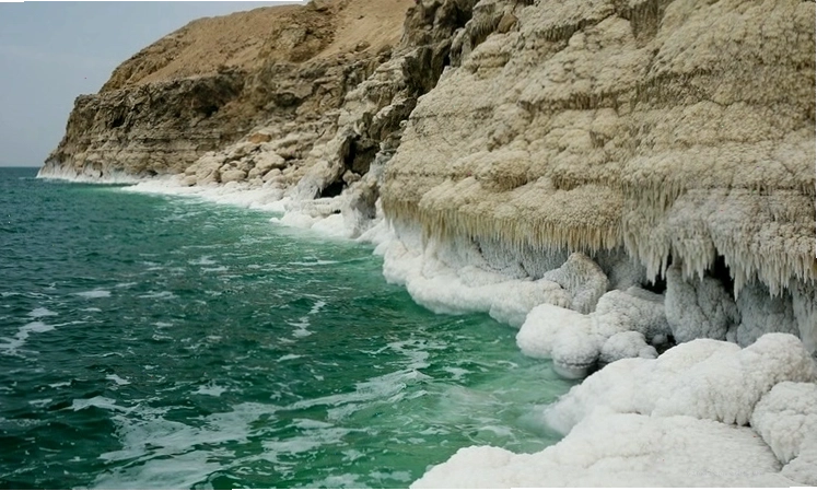 Biển Chết với độ mặn cao nằm giữa Israel và Jordan