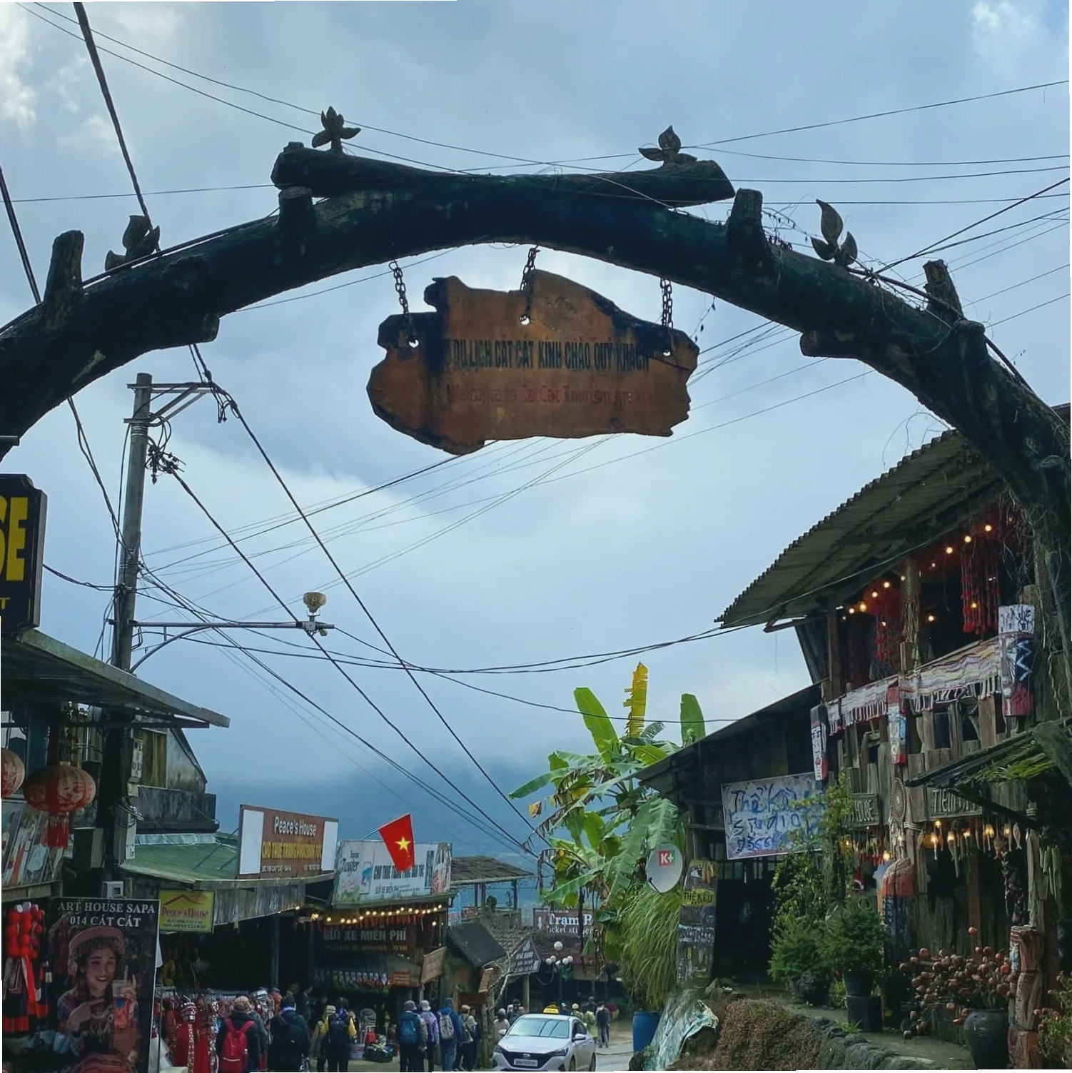 Biển chỉ dẫn vào khu du lịch Làng Cát Cát