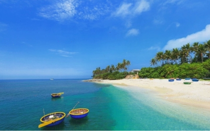 Biển Dung Quất mang vẻ đẹp bình dị, êm đềm với bờ cát dài và biển xanh
