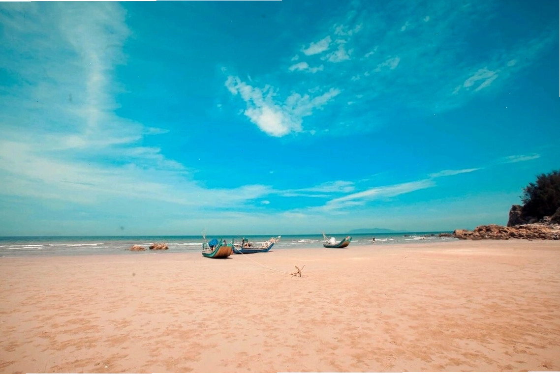 Biển Hải Hòa Thanh Hóa với bãi cát dài và hàng dừa xanh mát