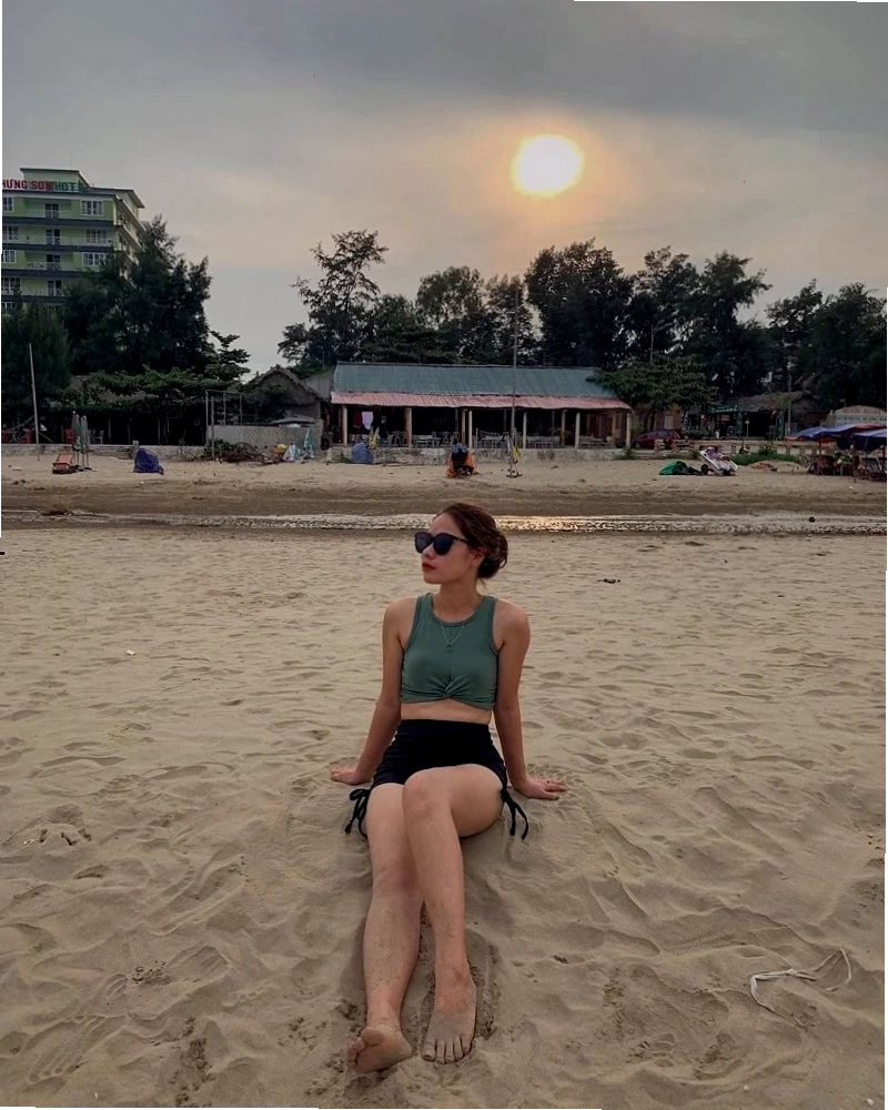 Biển Hải Hòa với làn nước trong xanh và bờ cát mịn màng