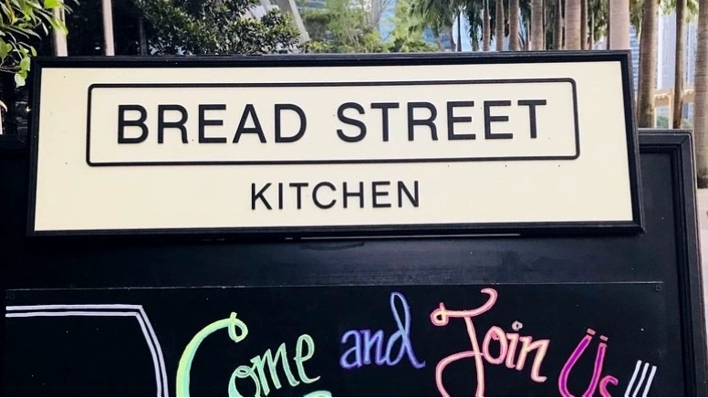 Biển hiệu nhà hàng Bread Street Kitchen tại Singapore